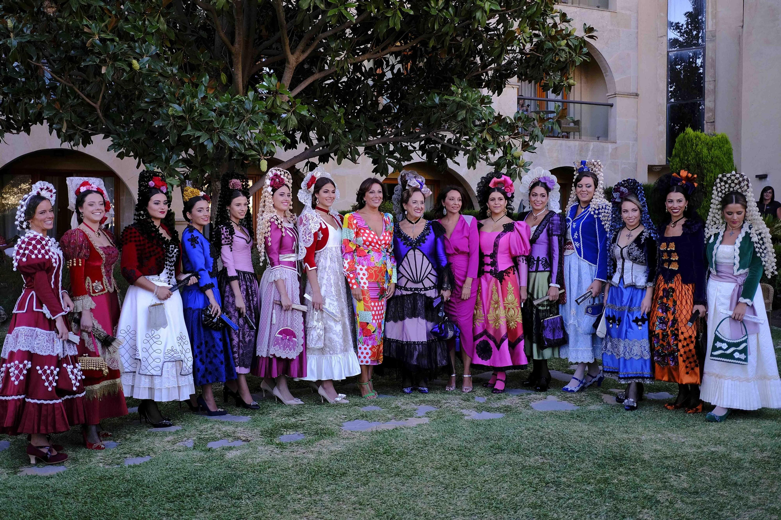 Las damas goyescas y su presidenta lucieron el traje tradicional por primera vez. Las damas goyescas y su presidenta lucieron el traje tradicional por primera vez.