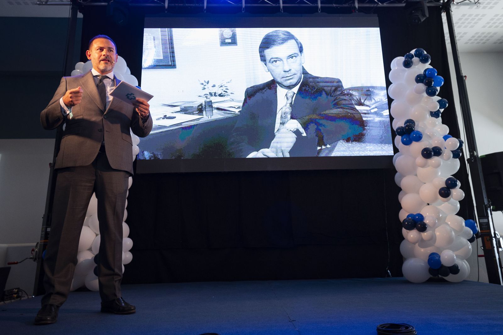 El doctor José Manuel Pascual Espinosa, con una foto de su padre de fondo