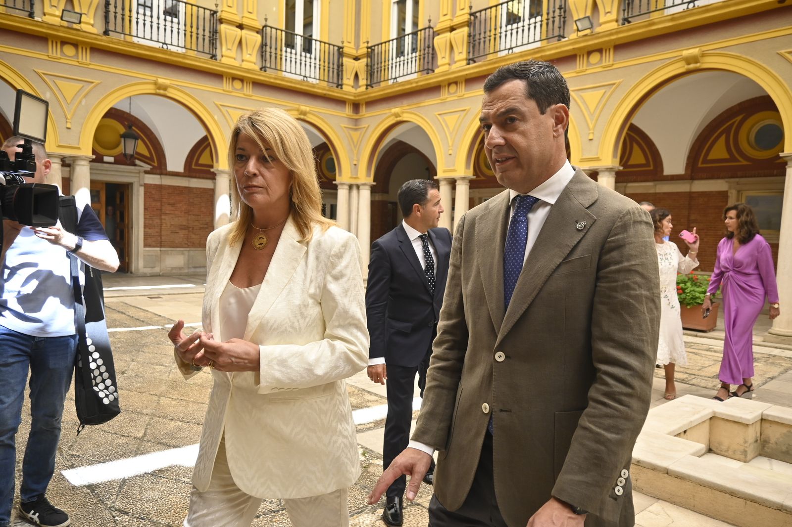 Visita de Juanma Moreno al Ayuntamiento de Huelva, en Imágenes