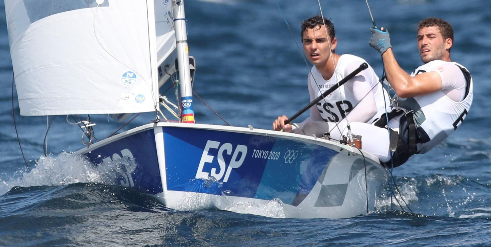 Los españoles Jordi Xammar y Nicolás Rodríguez, durante la última jornada de 470.