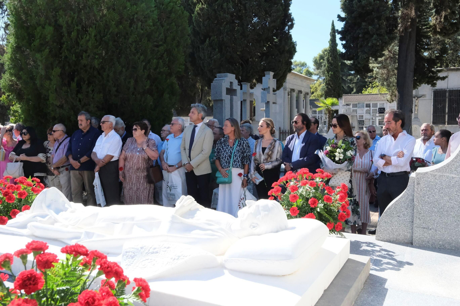 Las fotografías de la ofrenda floral a Manolete en Córdoba: entre claveles rojos y hazañas