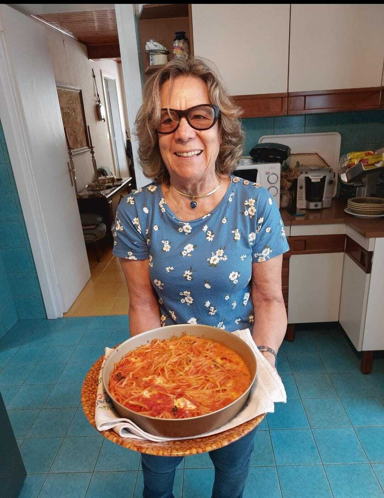 Liliana Falco muestra una fuente de espaguetis. Foto facilitada por su familia.