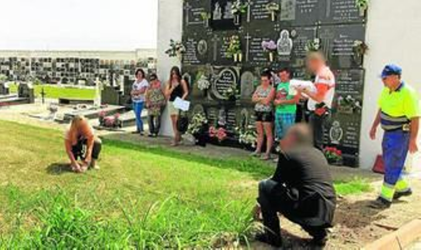Agentes del SAF y de la Policía Científica, localizando tumbas el pasado mayo en el cementerio. Agentes del SAF y de la Policía Científica, localizando tumbas el pasado mayo en el cementerio.