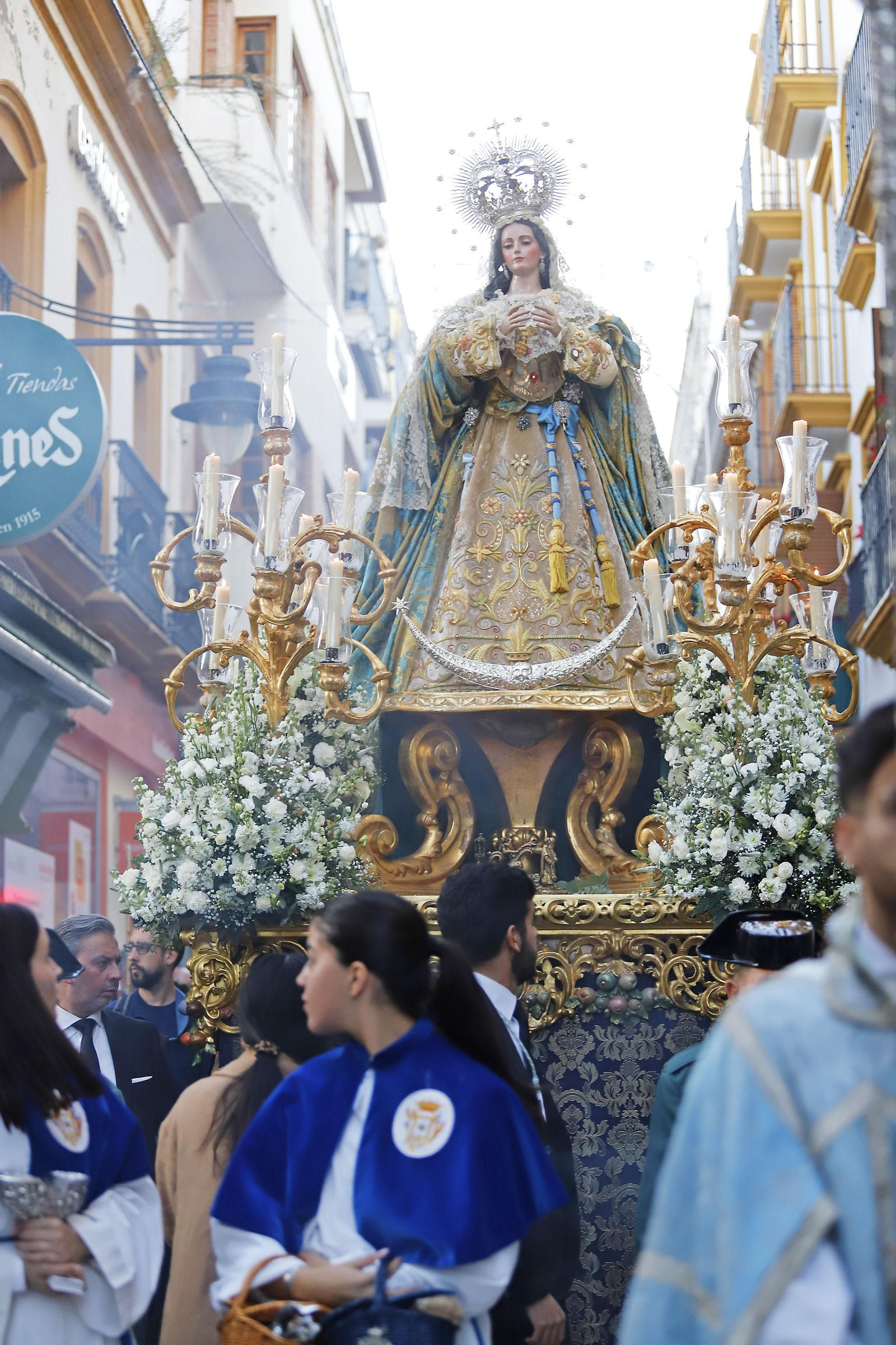 Imágenes de la procesión de la Purísima Concepción por las calles del el centro