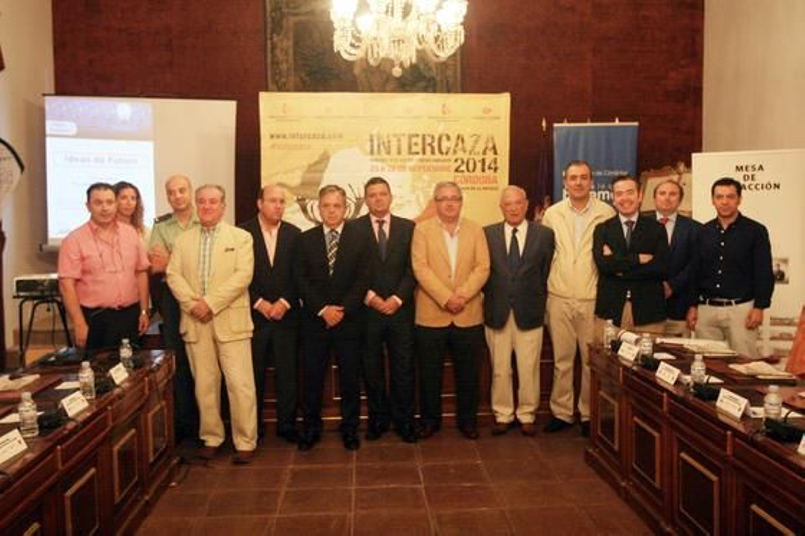 Organizadores y ponentes posan antes de la mesa redonda sobre turismo cinegético.   Foto: Barrionuevo