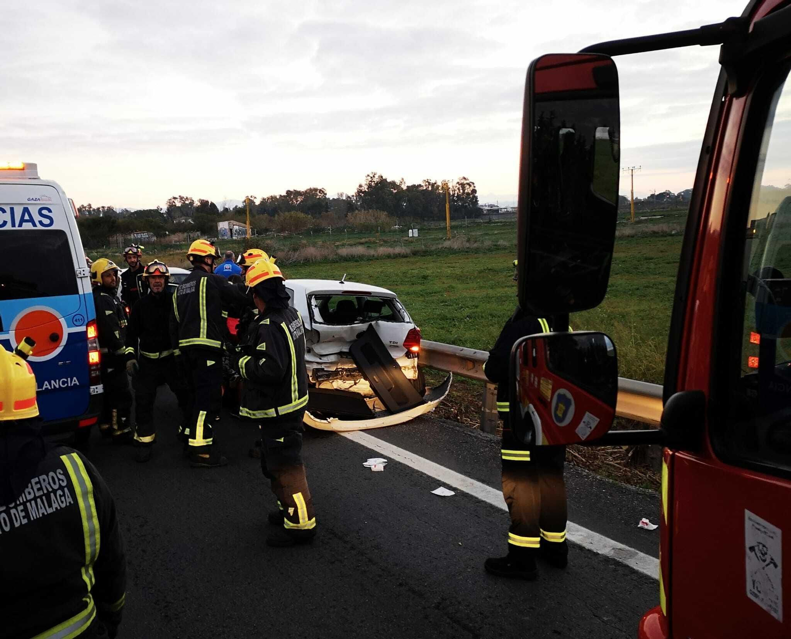 Bomberos actúan en el accidente