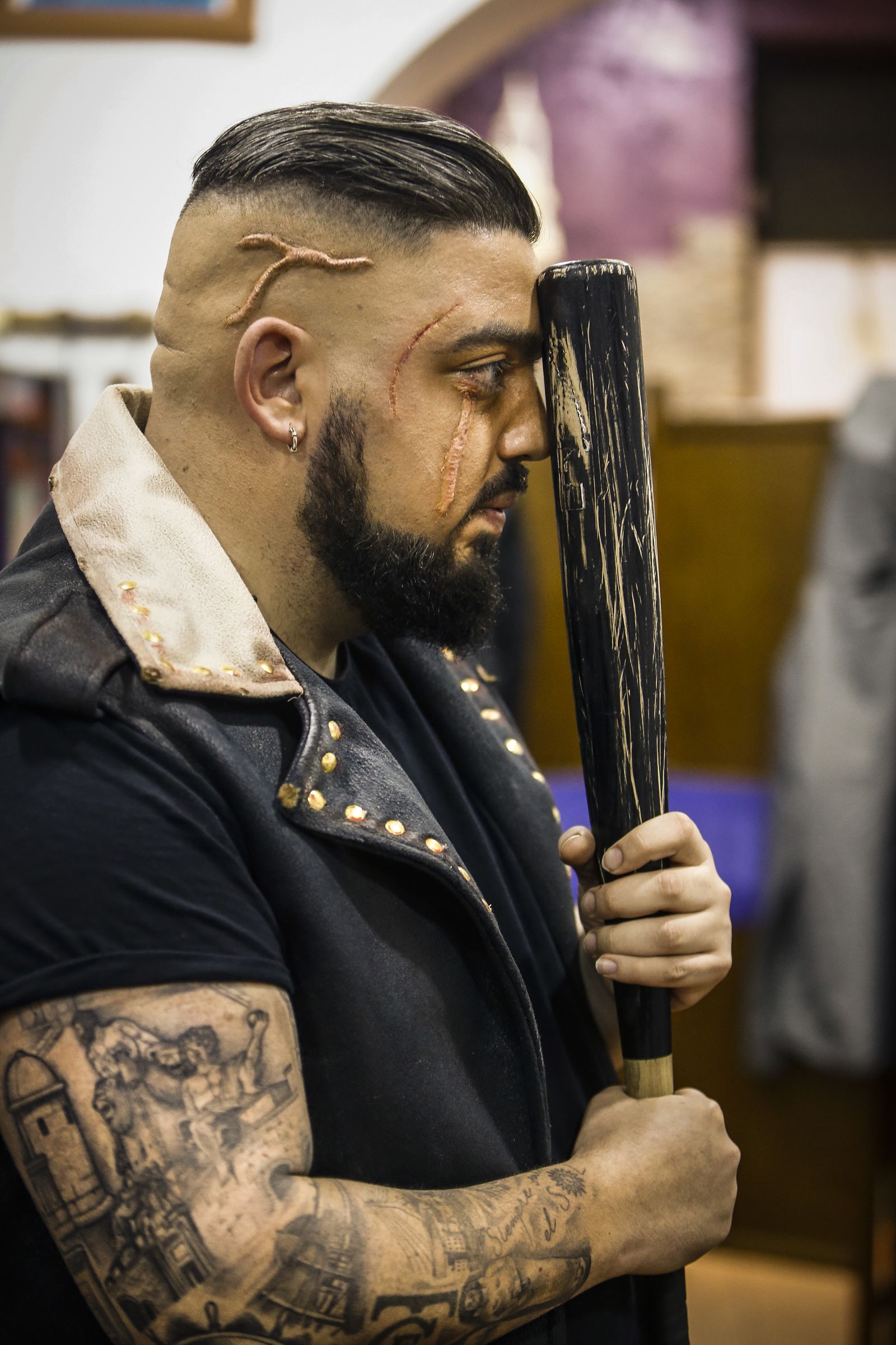 Adrián López 'Waxi' con cicatrices y bate de beisbol antes de salir para el Falla con 'Los mafiosos'.