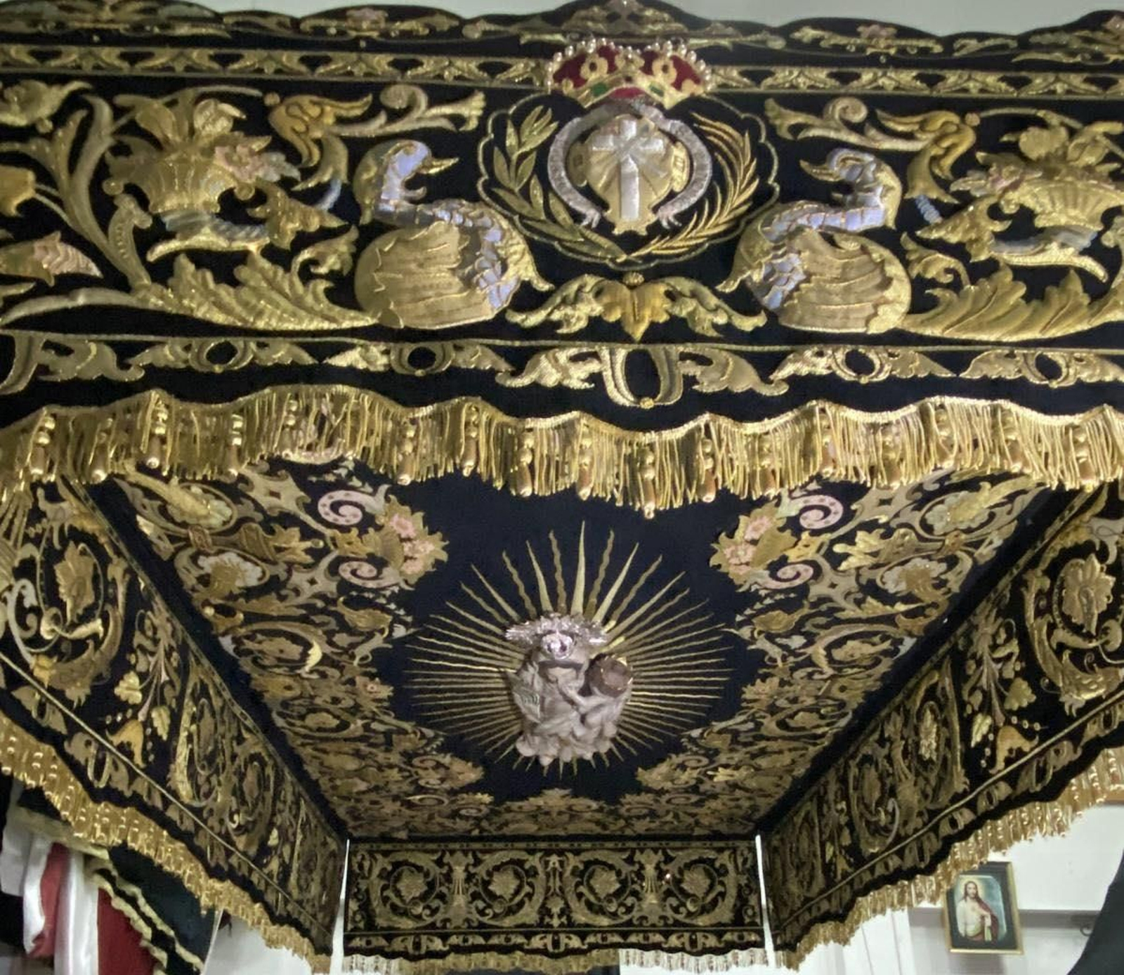 Bordados en el techo del palio de la Soledad.