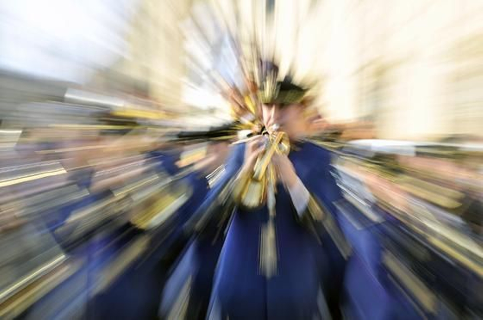 Un miembro de una banda pone ritmo con su trompeta al cortejo de los Reyes Magos.

Foto: Juan Carlos Vázquez