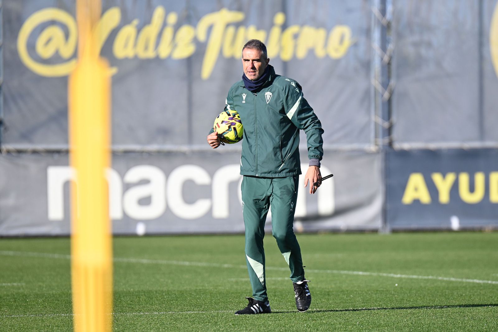 El entrenador del Cádiz con un balón.