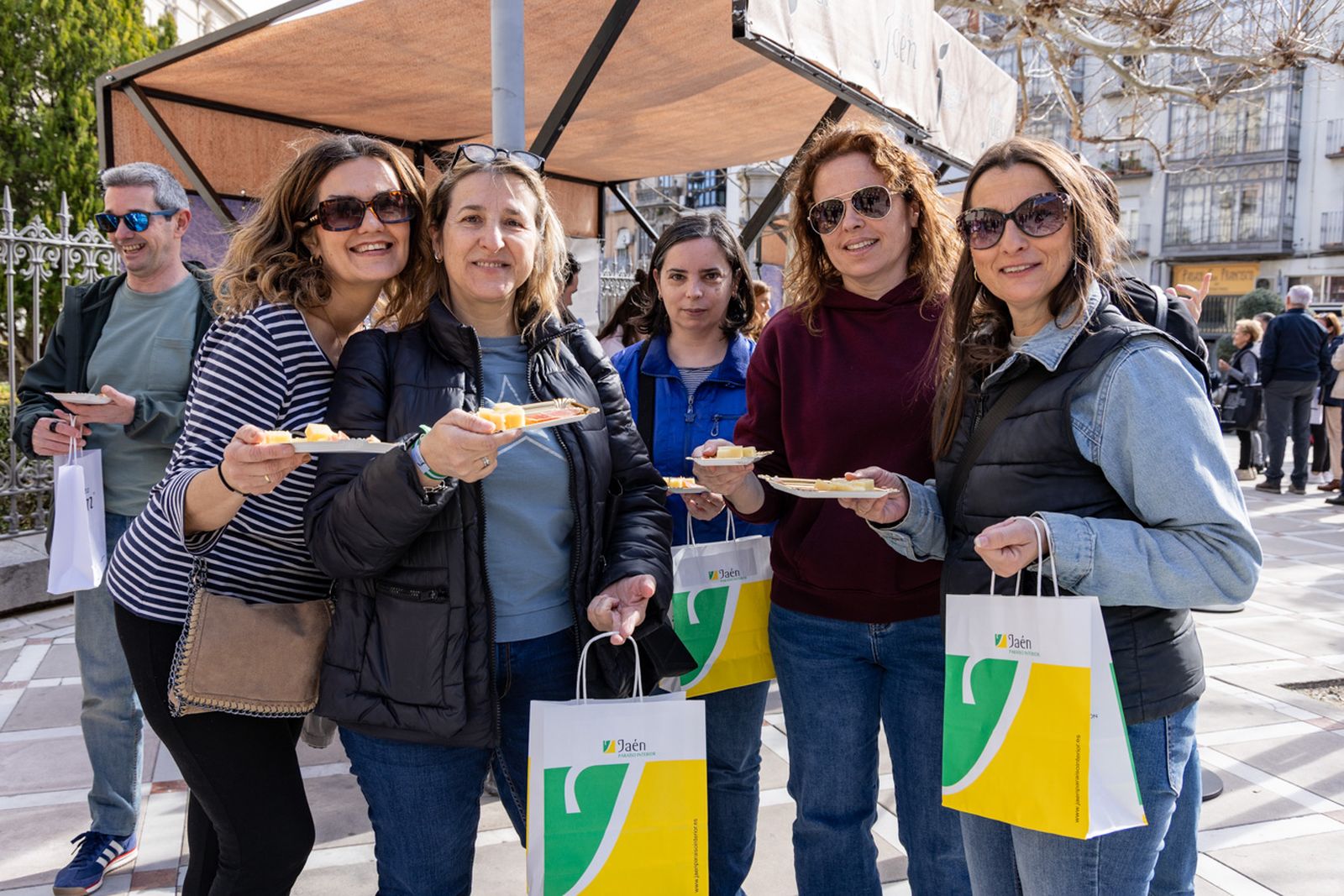Izado de la Bandera de Andalucía y en un desayuno molinero en Jaén