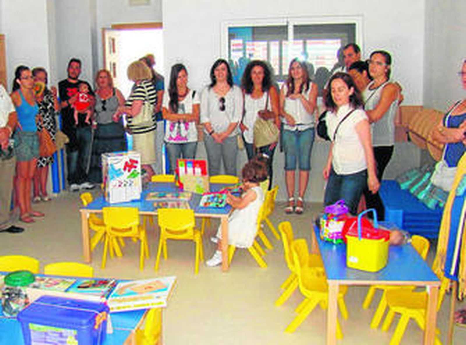 Vecinos de Casines, durante una jornada de puertas abiertas en "El Camaleón"