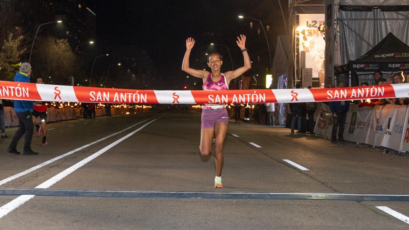 En imágenes: la élite del atletismo mundial despliega su calidad en la Carrera de San Antón de Jaén
