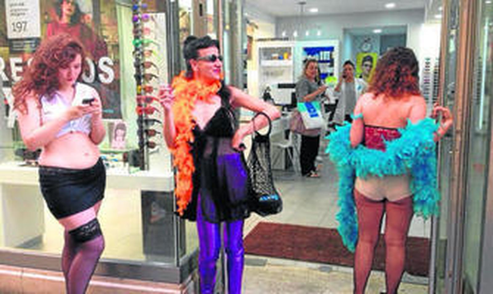 Tres de las mujeres que participaron en la acción reivindicativa en la calle San Eloy.