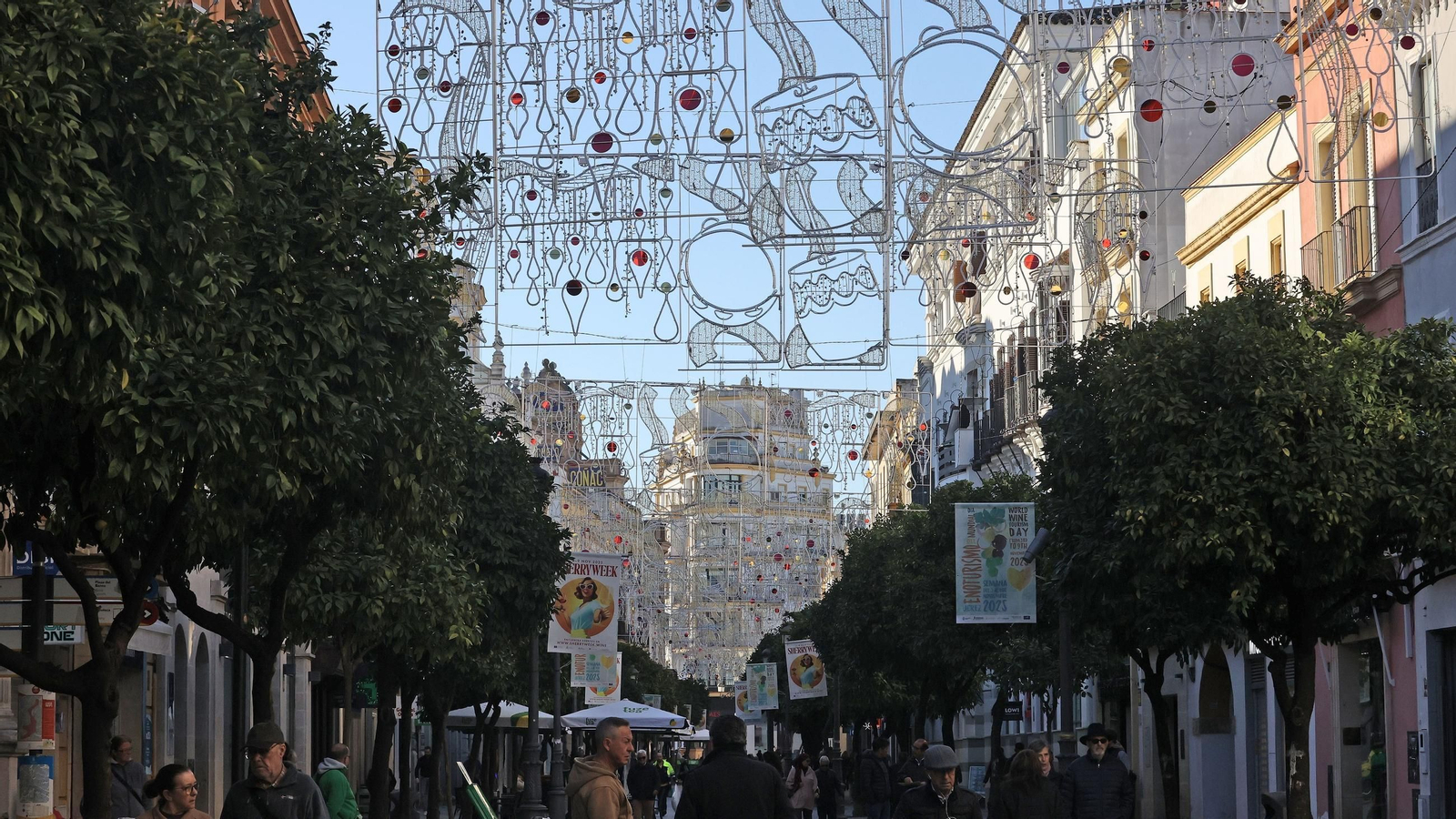 Detalle de la ornamentación navideña en la calle Larga de Jerez