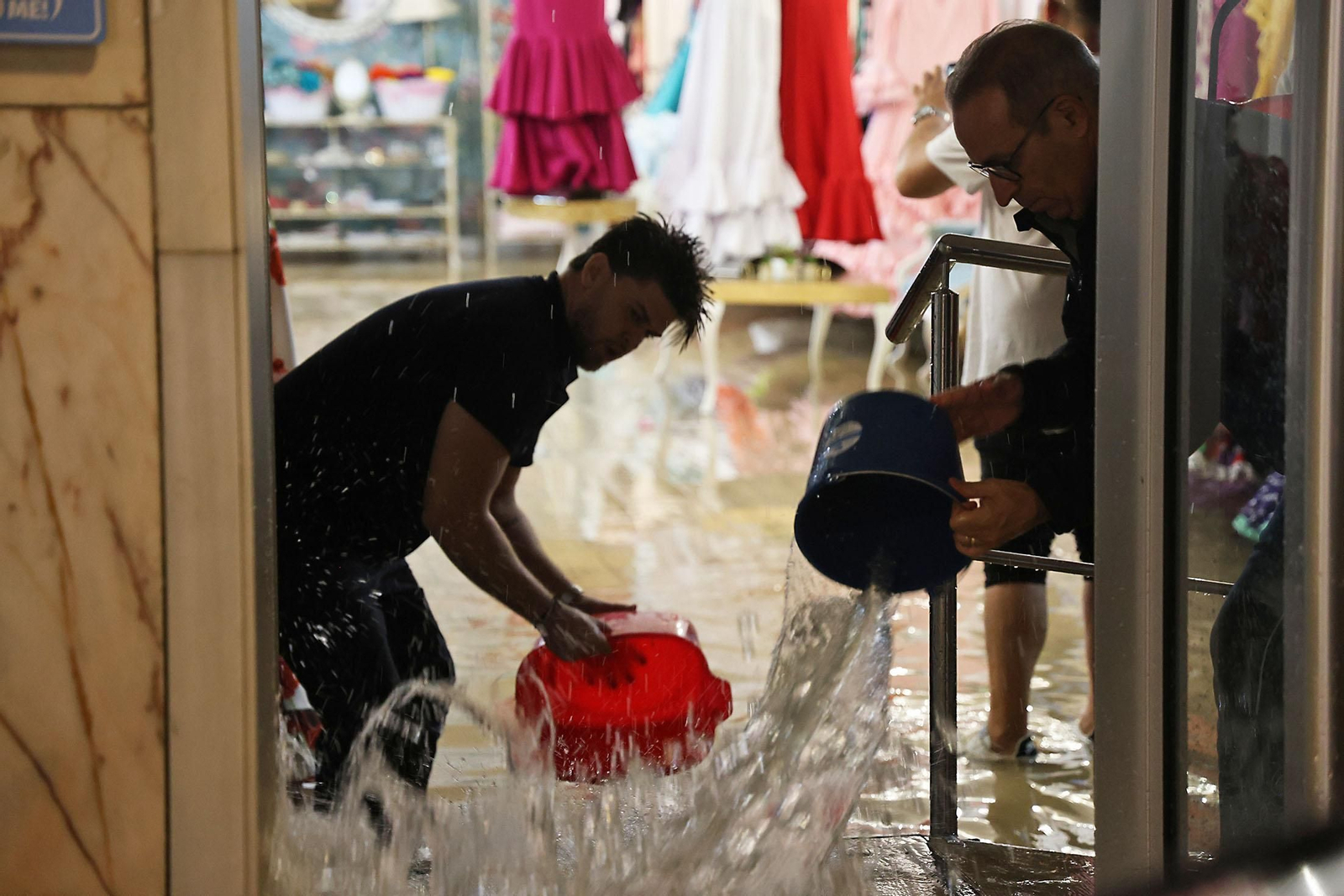 Imágenes del caos en Huelva por la borrasca Claudia con inundaciones, riadas y cortes de carreteras