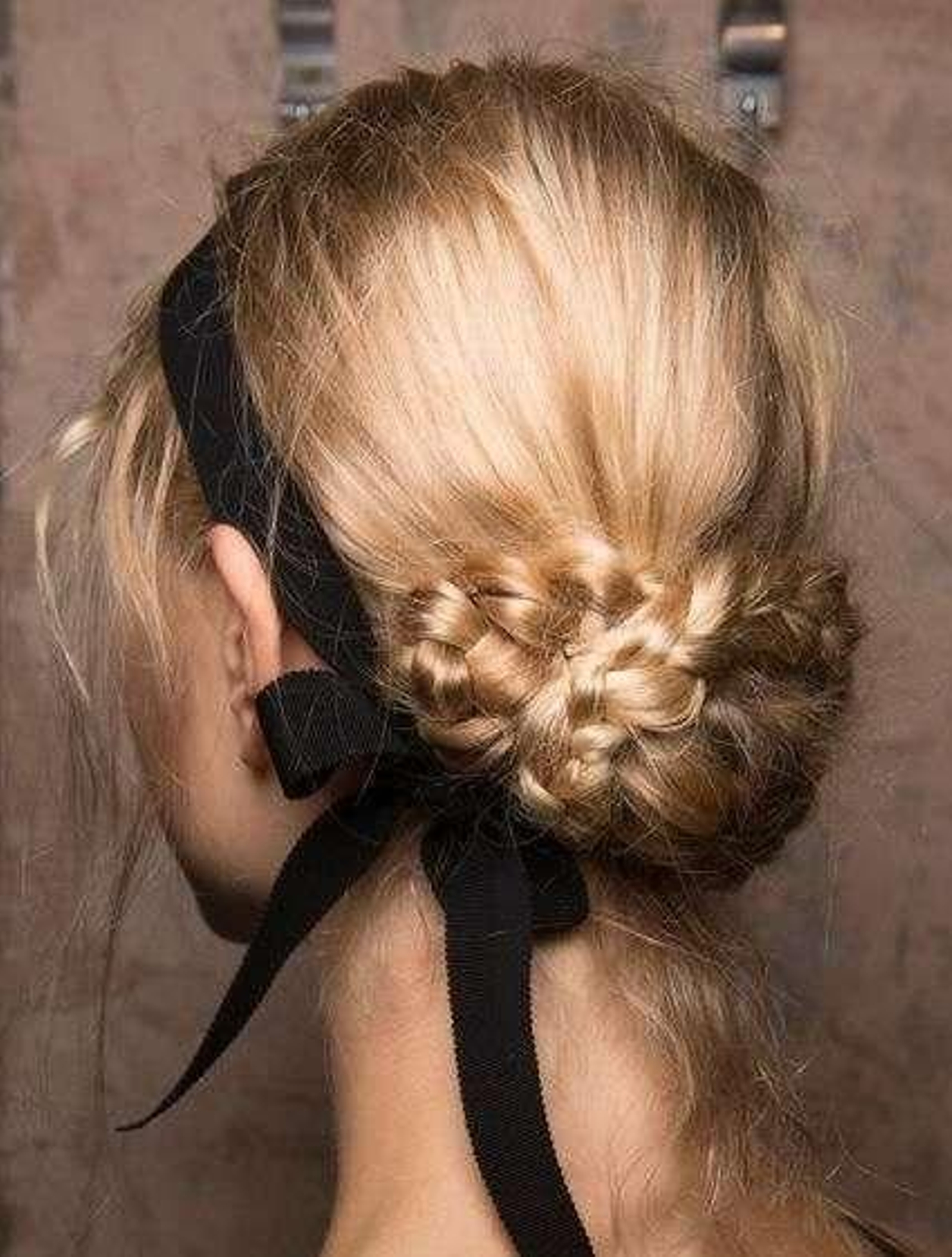 Moño bajo con trenzas entrelazadas, de @weddingofdreams
