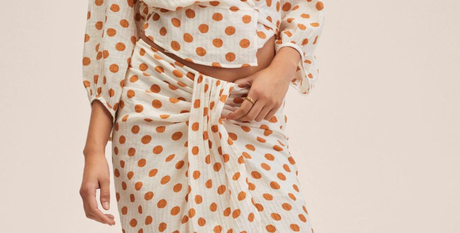 La falda de lunares de Mango más ideal de la primavera que enamora a las amantes de la moda flamenca.