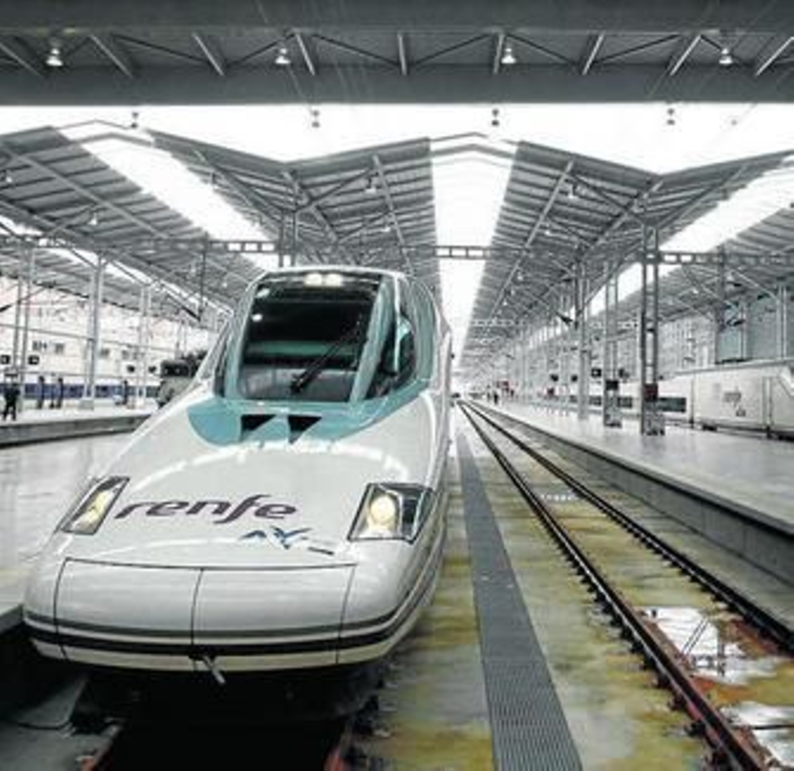 Un tren de la línea AVE en la estación de Málaga. Un tren de la línea AVE en la estación de Málaga.