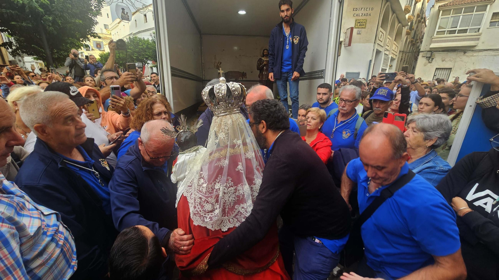 La Virgen de la Luz, patrona de Tarifa, regresa a su santuario entre el fervor y la lluvia