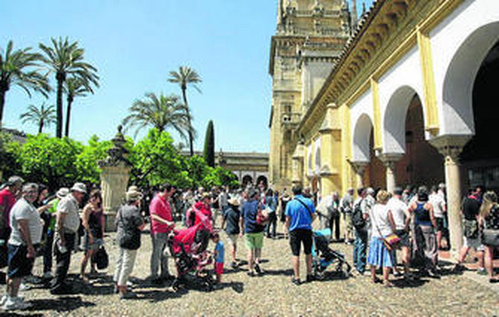 Turistas en el Patio de los Naranjos de la Mezquita-Catedral.