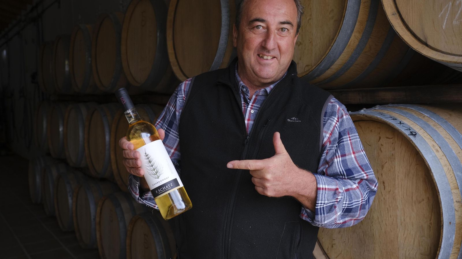 Federico Schatz mostrando uno de sus vinos en la bodega. Federico Schatz mostrando uno de sus vinos en la bodega.