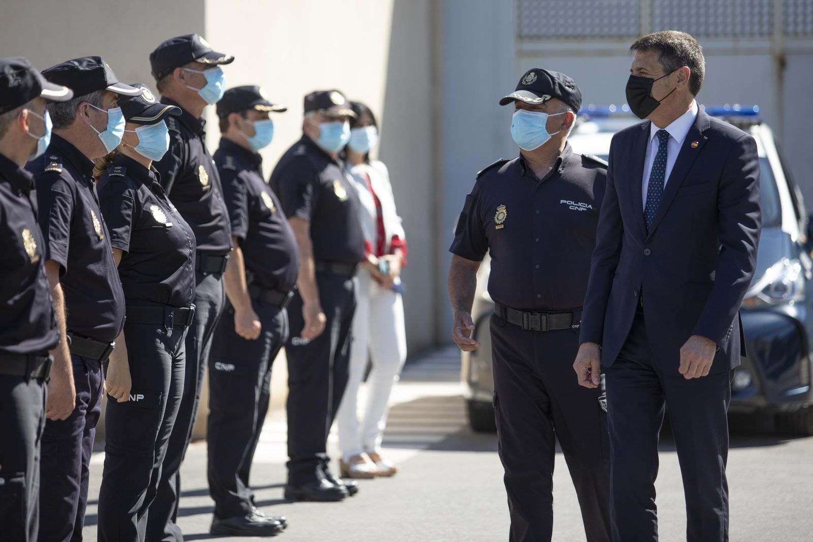 El delegado del Gobierno de España en Andalucía, Pedro Fernández, en su visita a la Jefatura Superior de Andalucía Oriental de la Policía Nacional