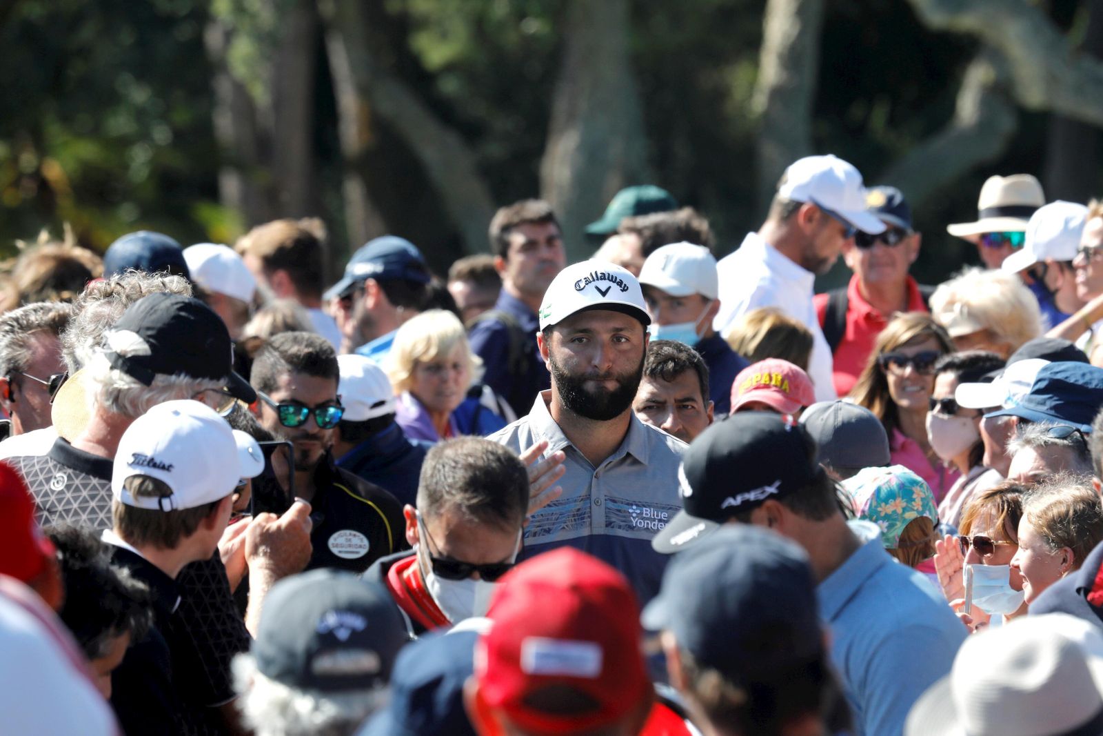Jon Rahm, entre una multitud de aficionados, este jueves en San Roque
