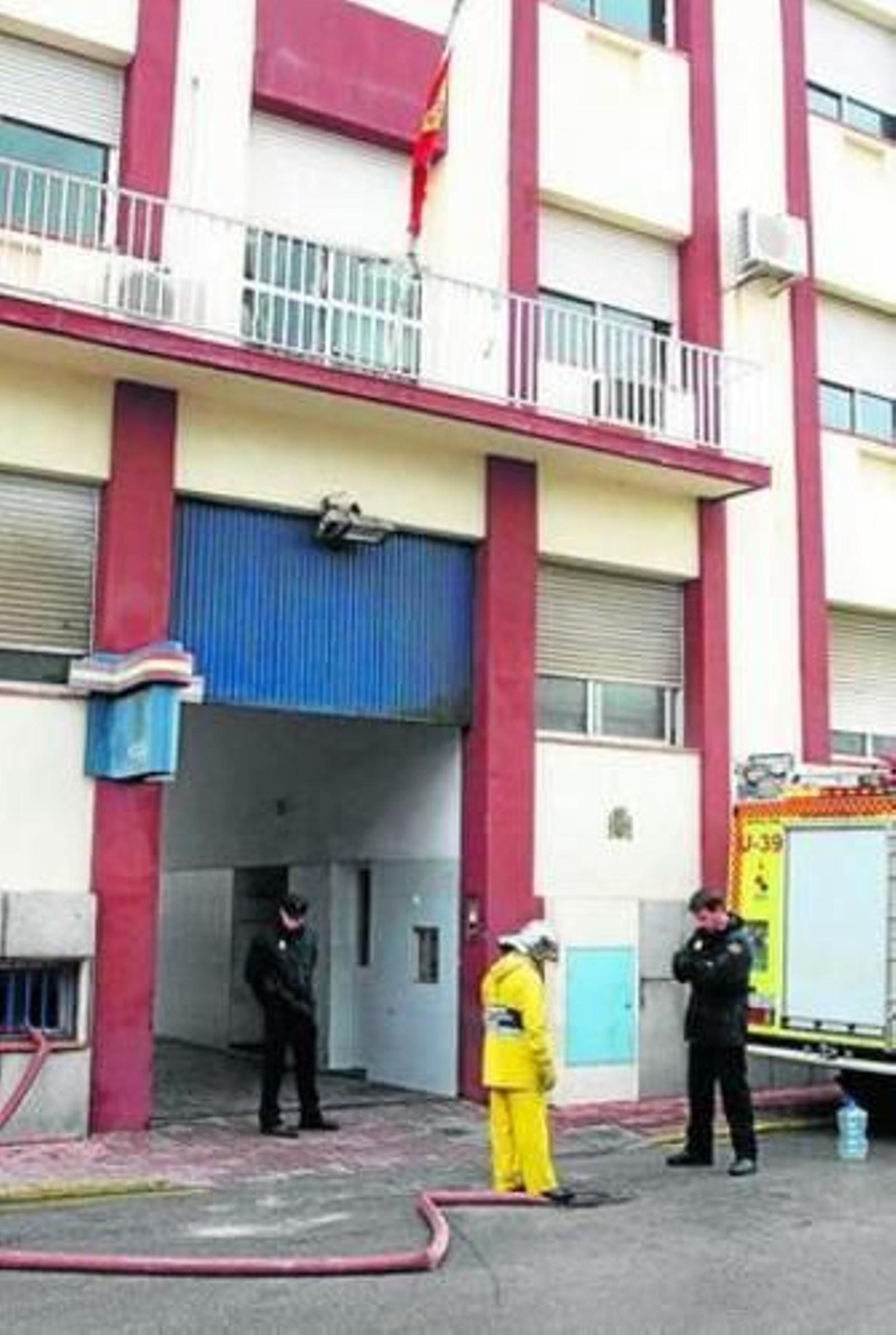 Los bomberos achican agua de los calabozos, en una foto de archivo.