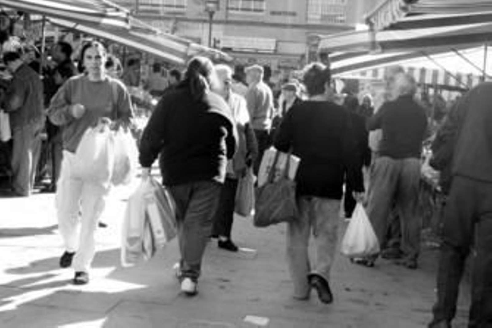 Gente con bolsas de plástico en ristre, pasean por el mercado Ingeniero Torroja de Algeciras, el viernes.