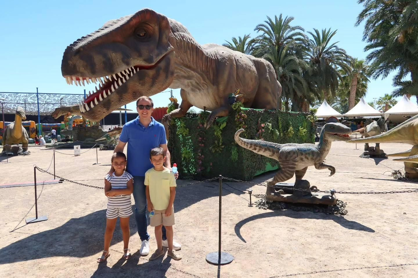 El alcalde de Vera ha visitado la exposición de estos grandes reptiles.