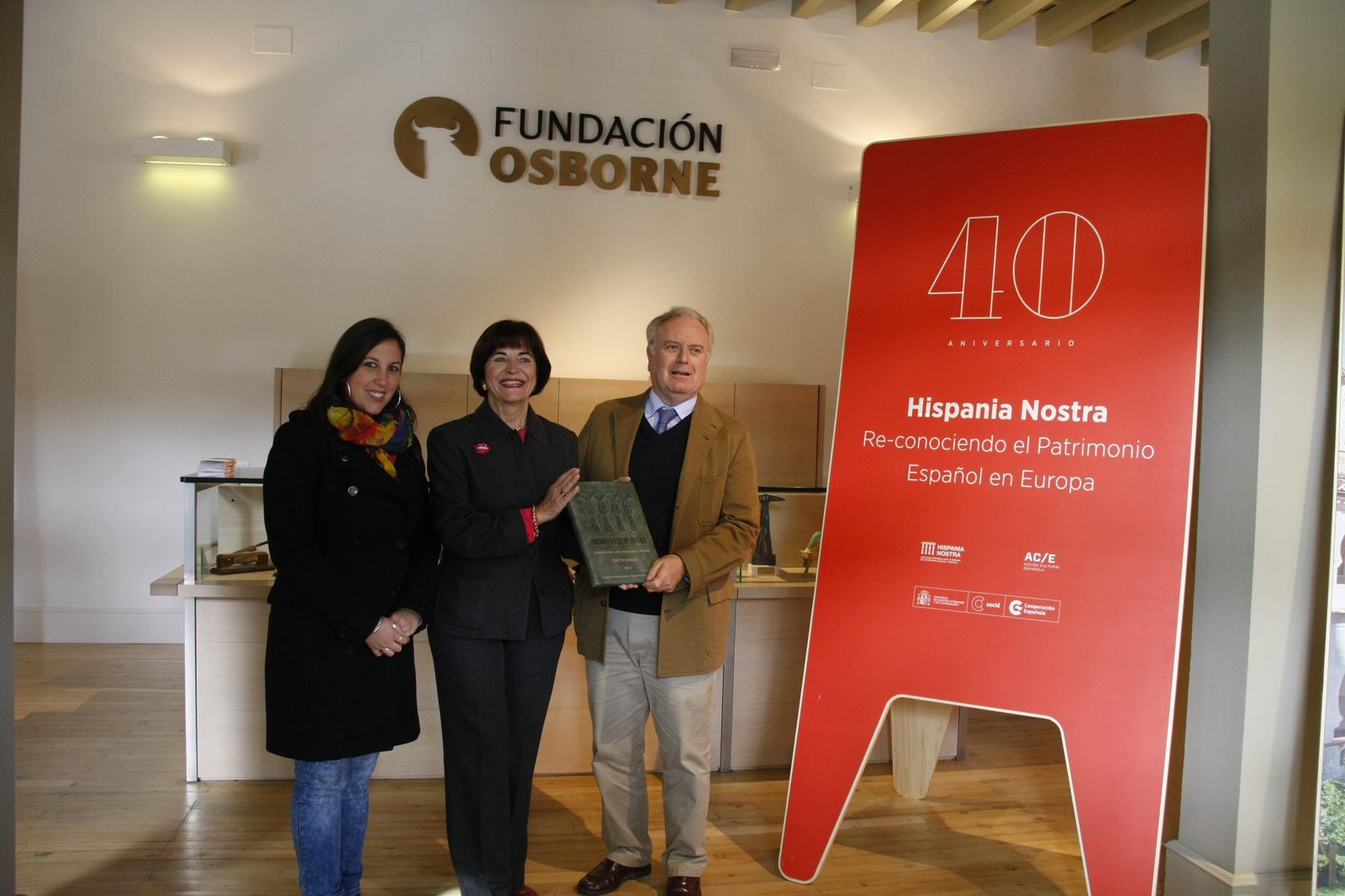 La presidenta de Hispania Nostra, Araceli Pereda, hacía entrega del premio a Tomás Osborne.