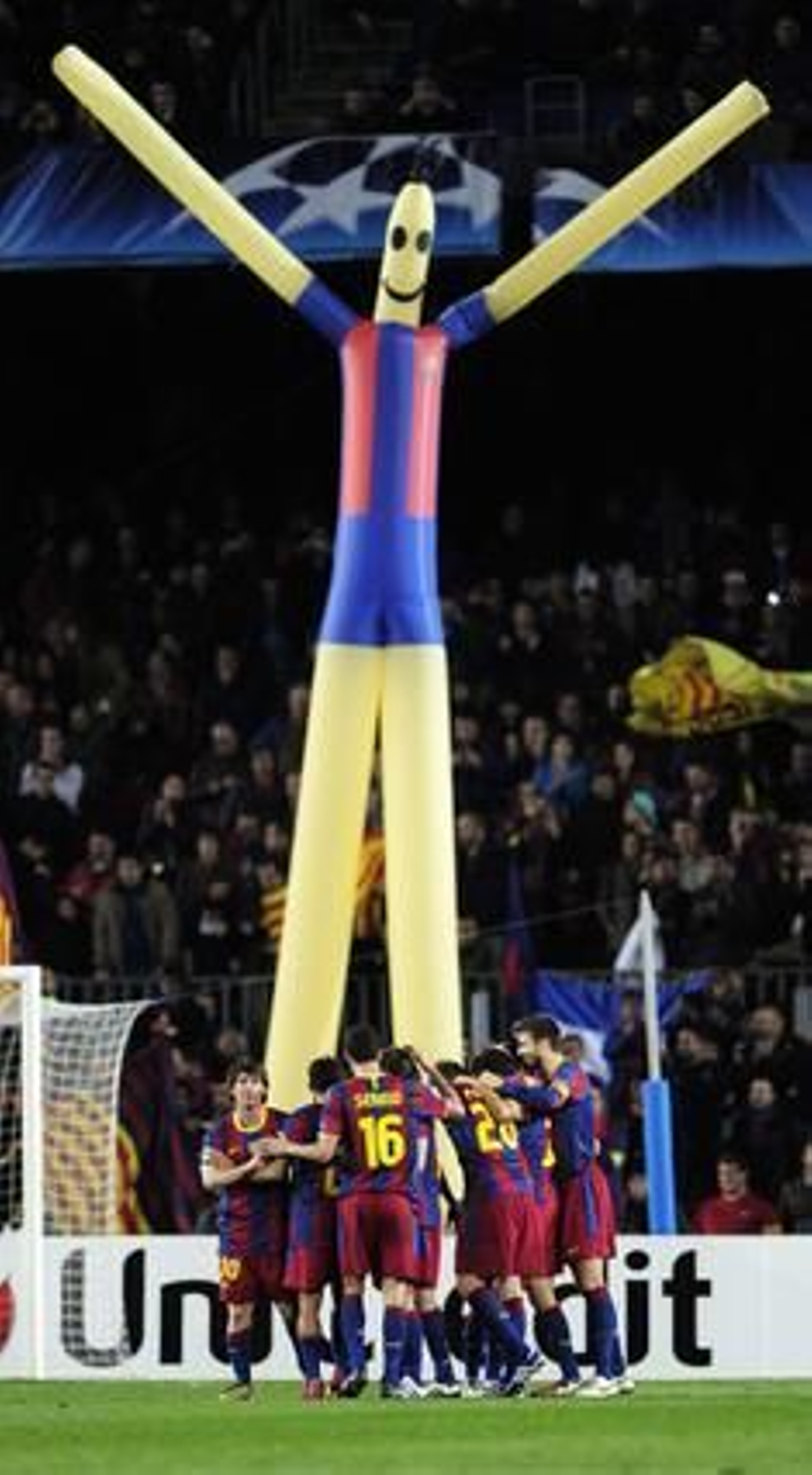 El Barcelona cierra con una victoria ante el Rubin (2-0) la primera fase de la Liga de Campeones. / AFP