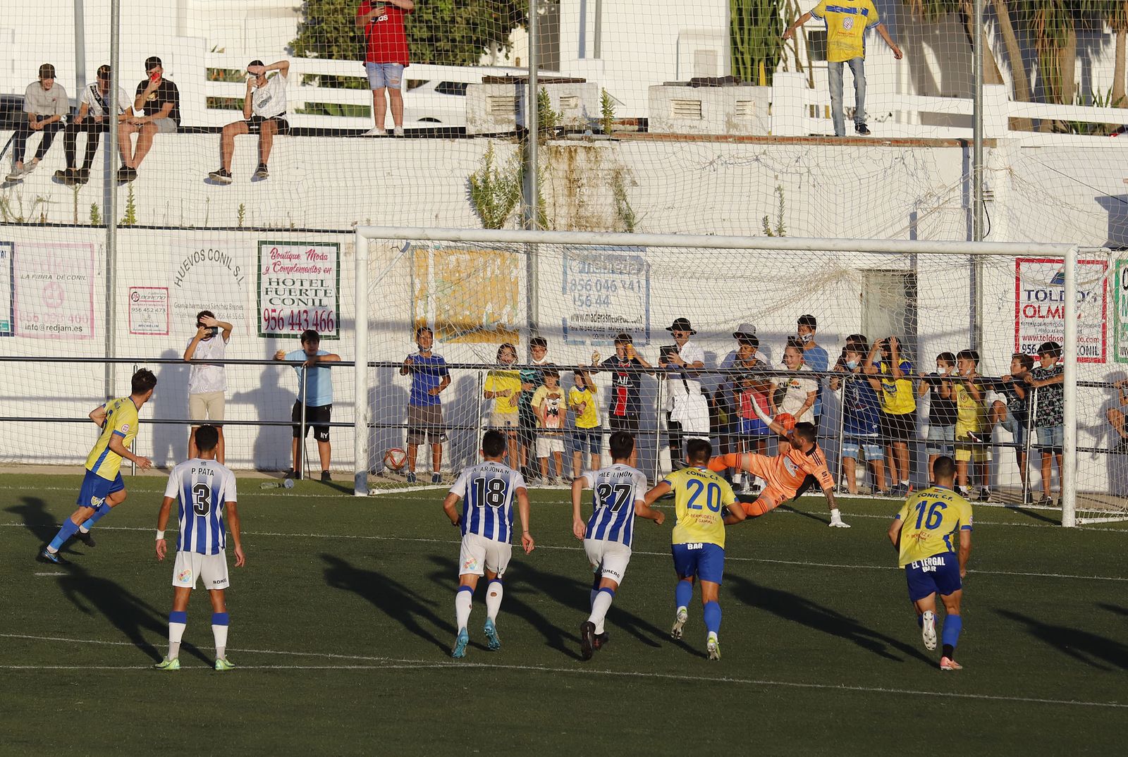 Manzano anota, de penalti, la igualada para los conileños.