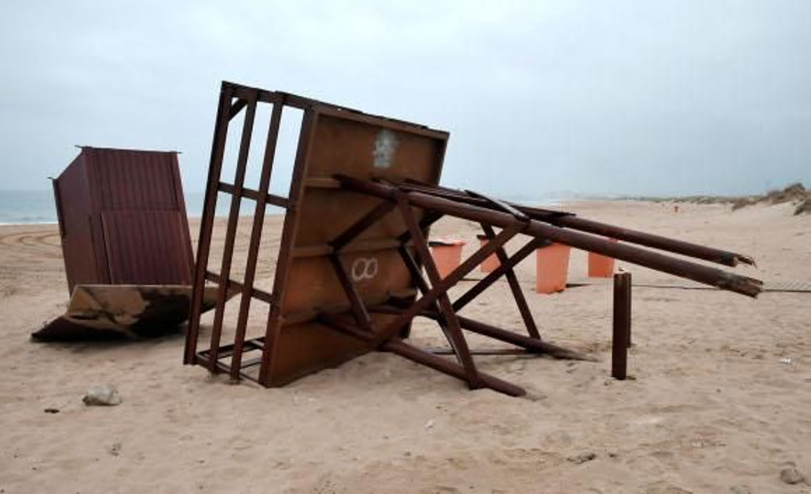 Destrozan una de las garitas de seguridad de la playa en Cortadura