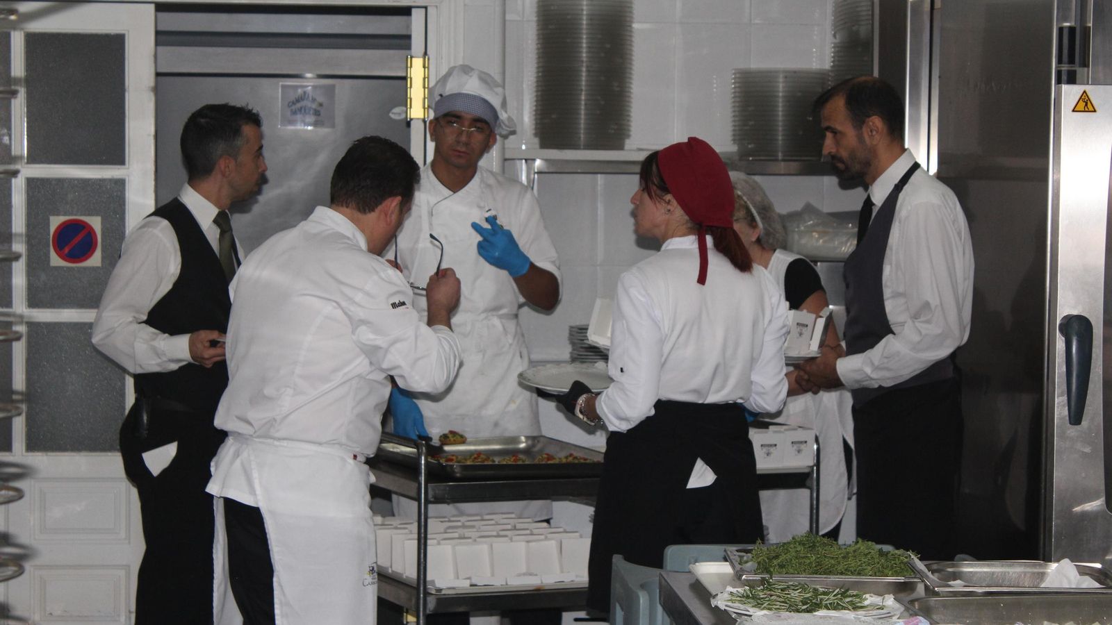 Equipo de cocina metido en faena.