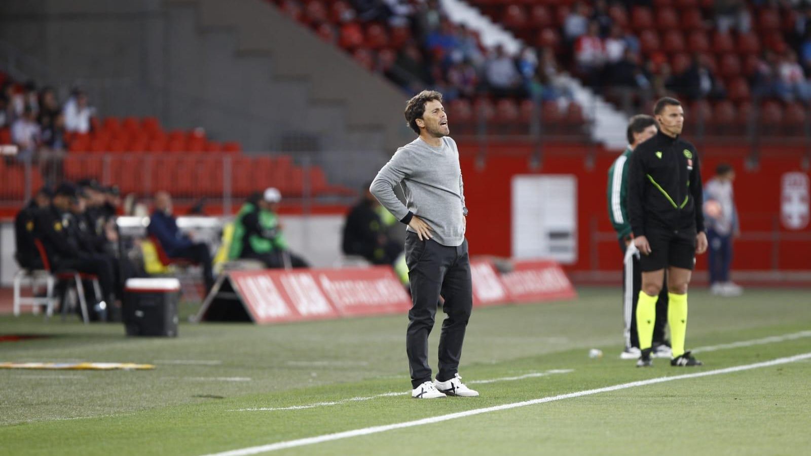 Rubi da instrucciones a sus jugadores durante el transcurso del encuentro frente a los gallegos.