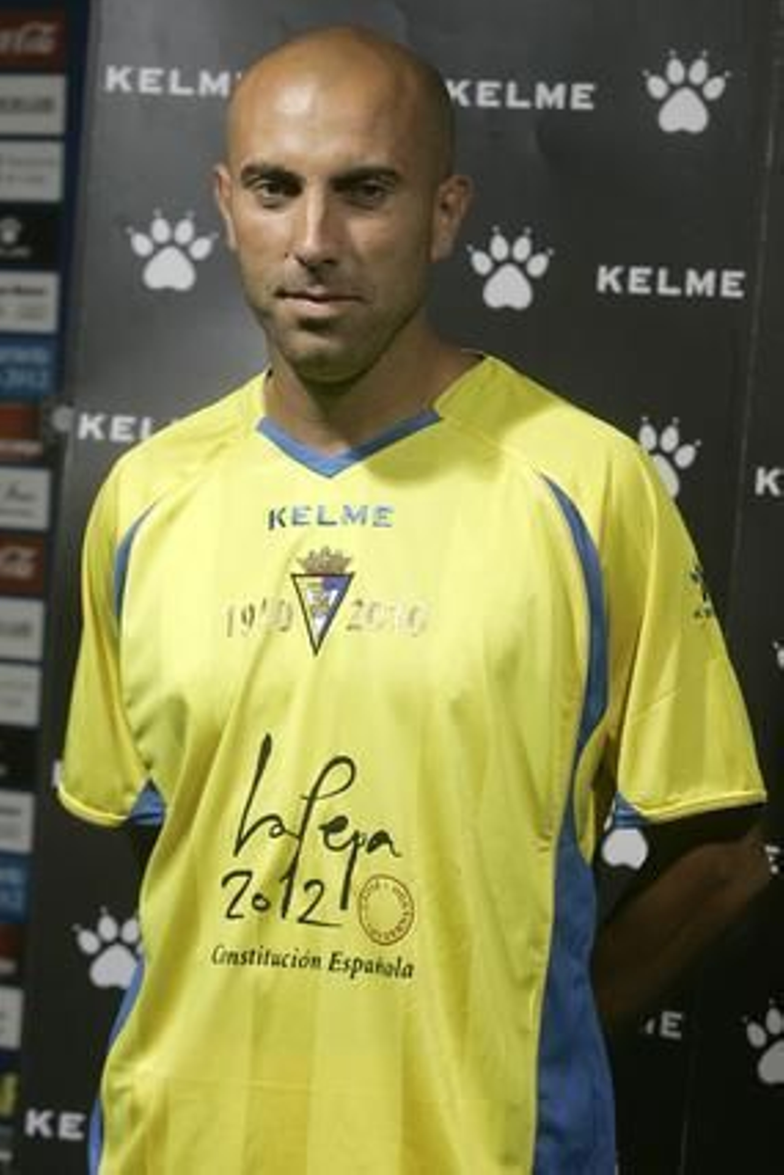 El amarillo predomina salvo en el cuello y en las bandas verticales a los lados de la camiseta. 

Foto: Jesus Marin