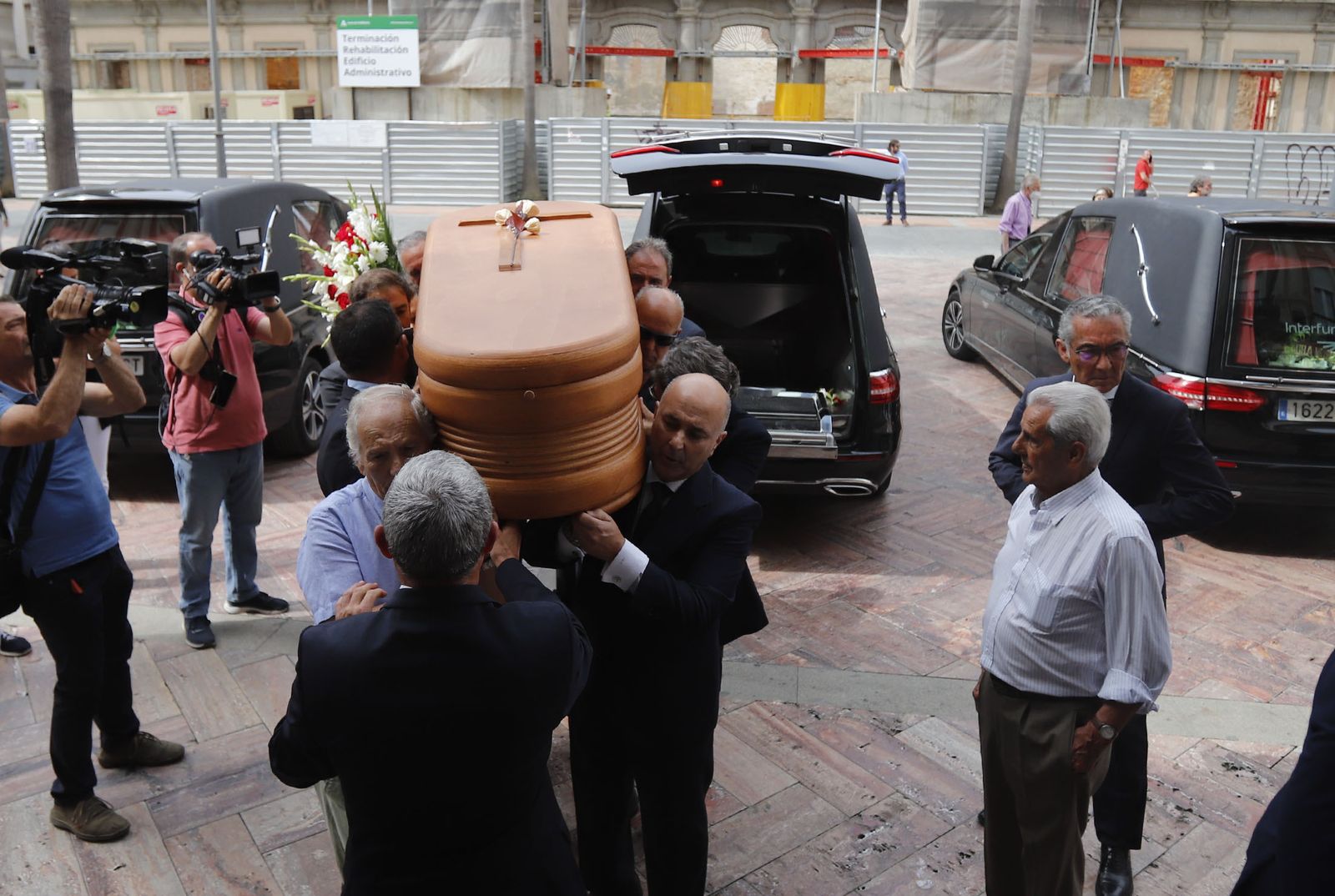 Llegada del féretro de Miguel Baez Litria la Capilla Ardiente de Huelva