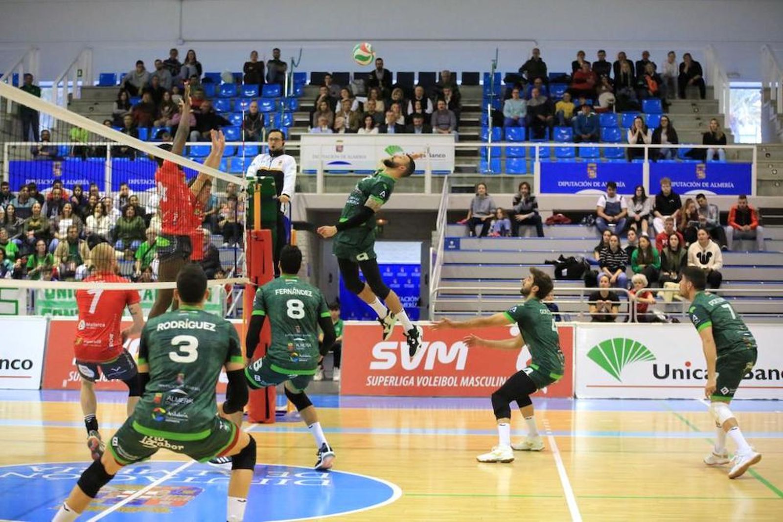 Un jugador de Unicaja se dispone a rematar en una del encuentro contra Conectabalear CV Manacor.