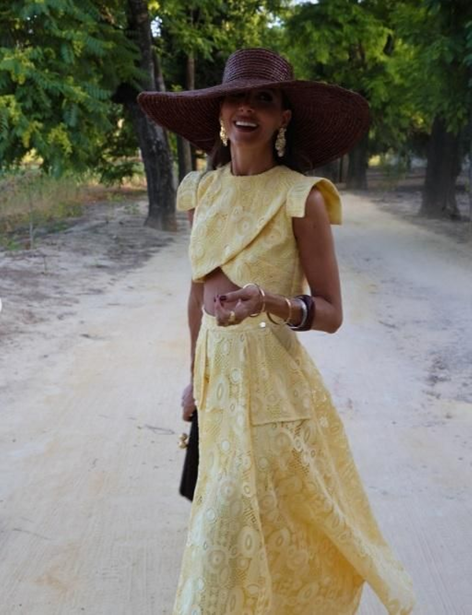 Rocío Osorno con un conjunto dos piezas en amarillo mantequilla de su propia firma. Rocío Osorno con un conjunto dos piezas en amarillo mantequilla de su propia firma.