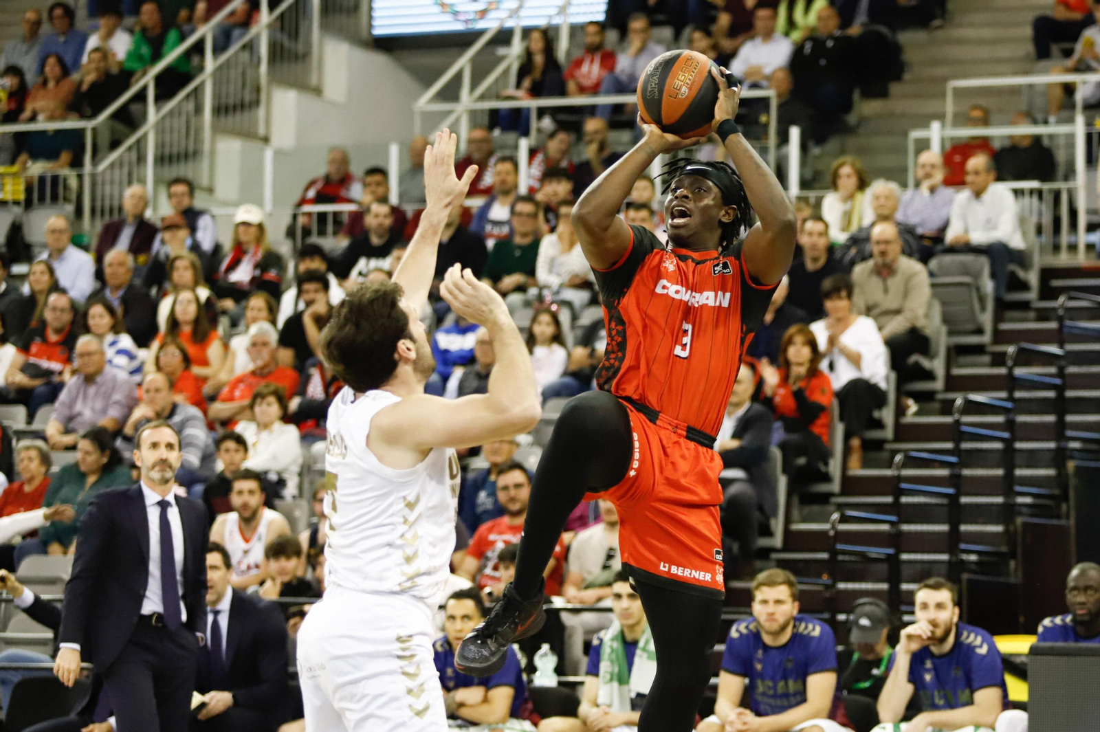 Thomas Bropleh lanza ante la defensa de Tomás Bellas.