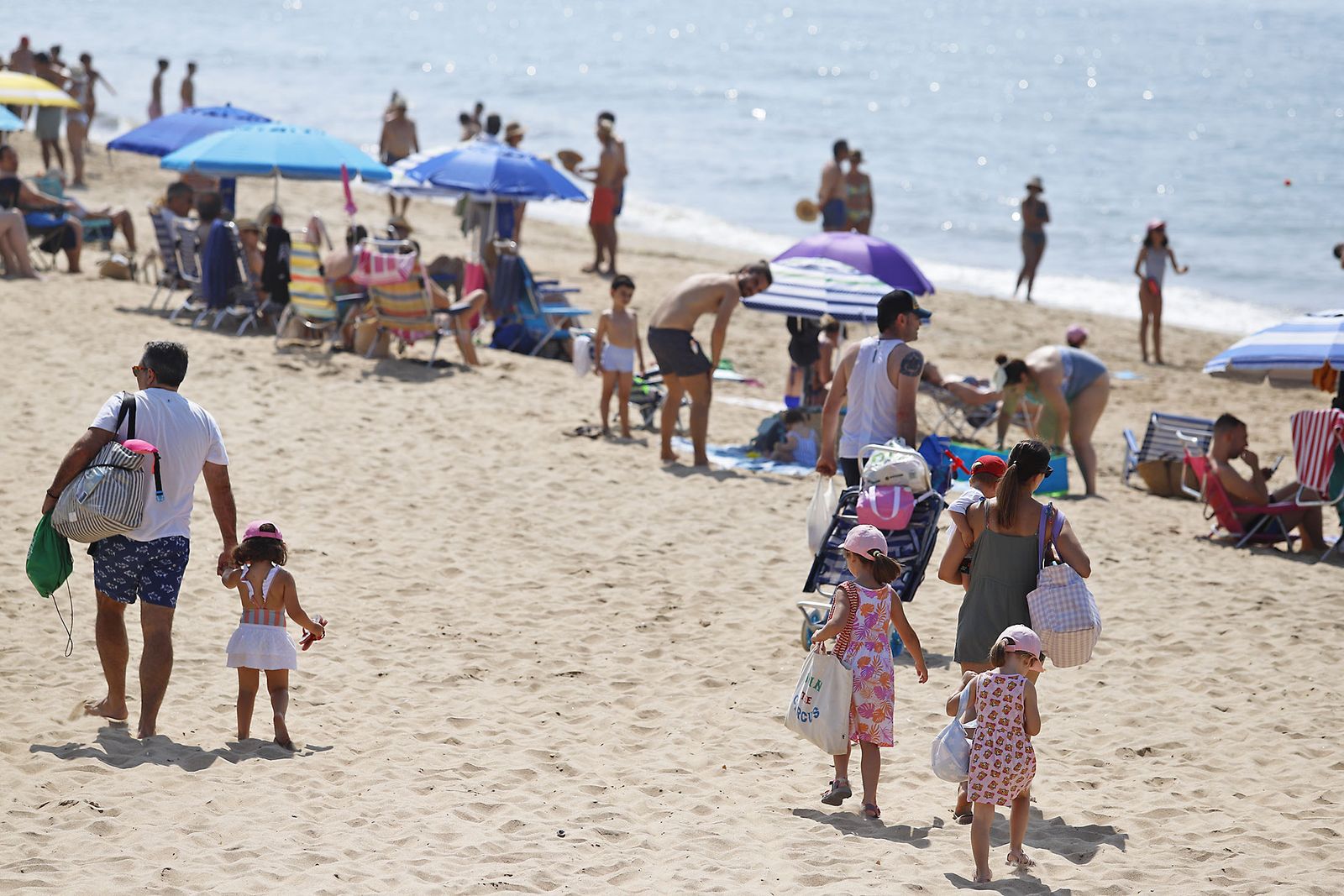 Imágenes del ambiente en las playas de Huelva en el 1 de julio