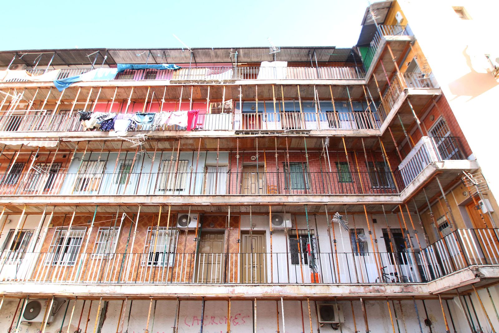 Edificio apuntalado de El Patio, en Pescadería-La Chanca