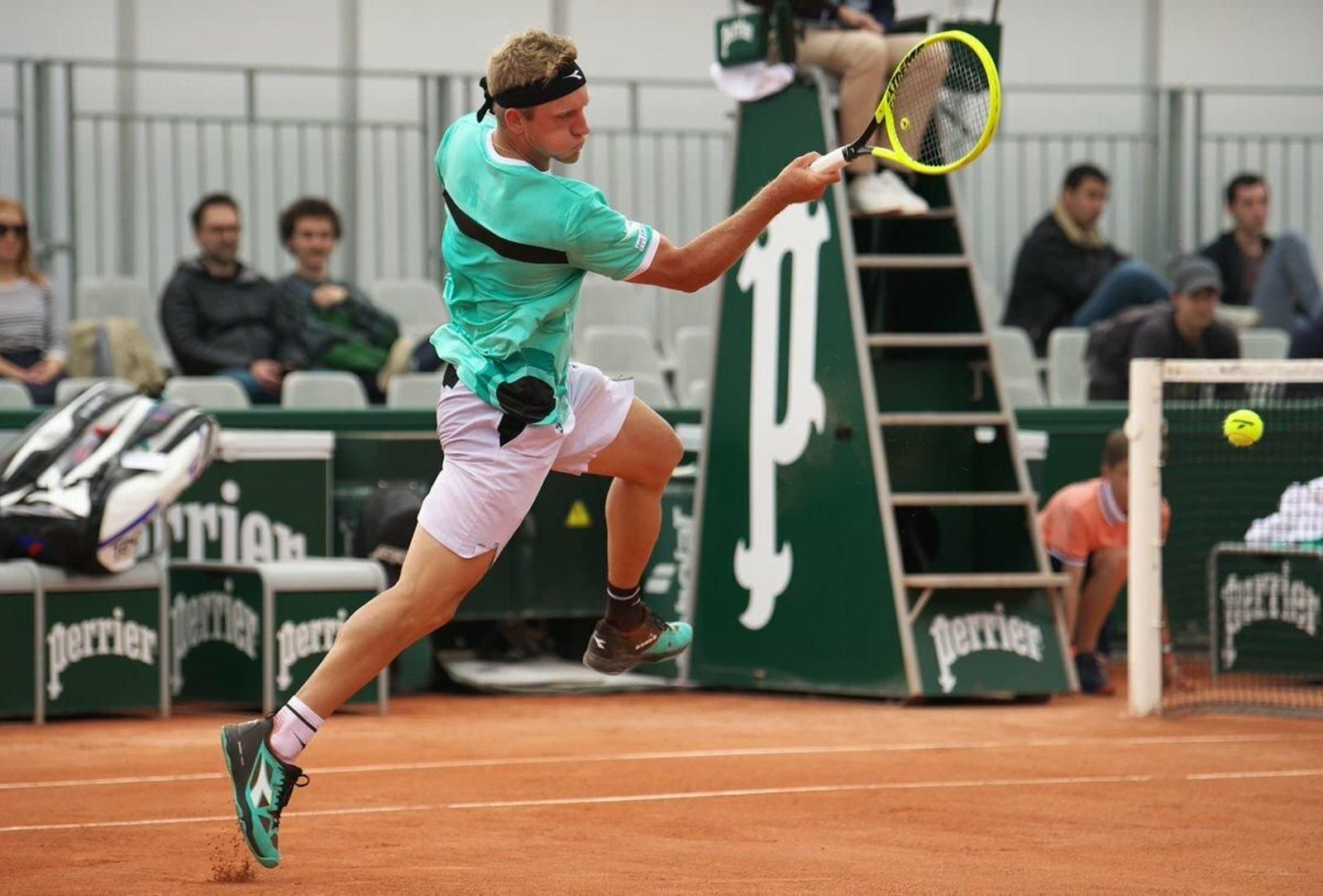 Davidovich golpea en el partido ante Joao Domingues.