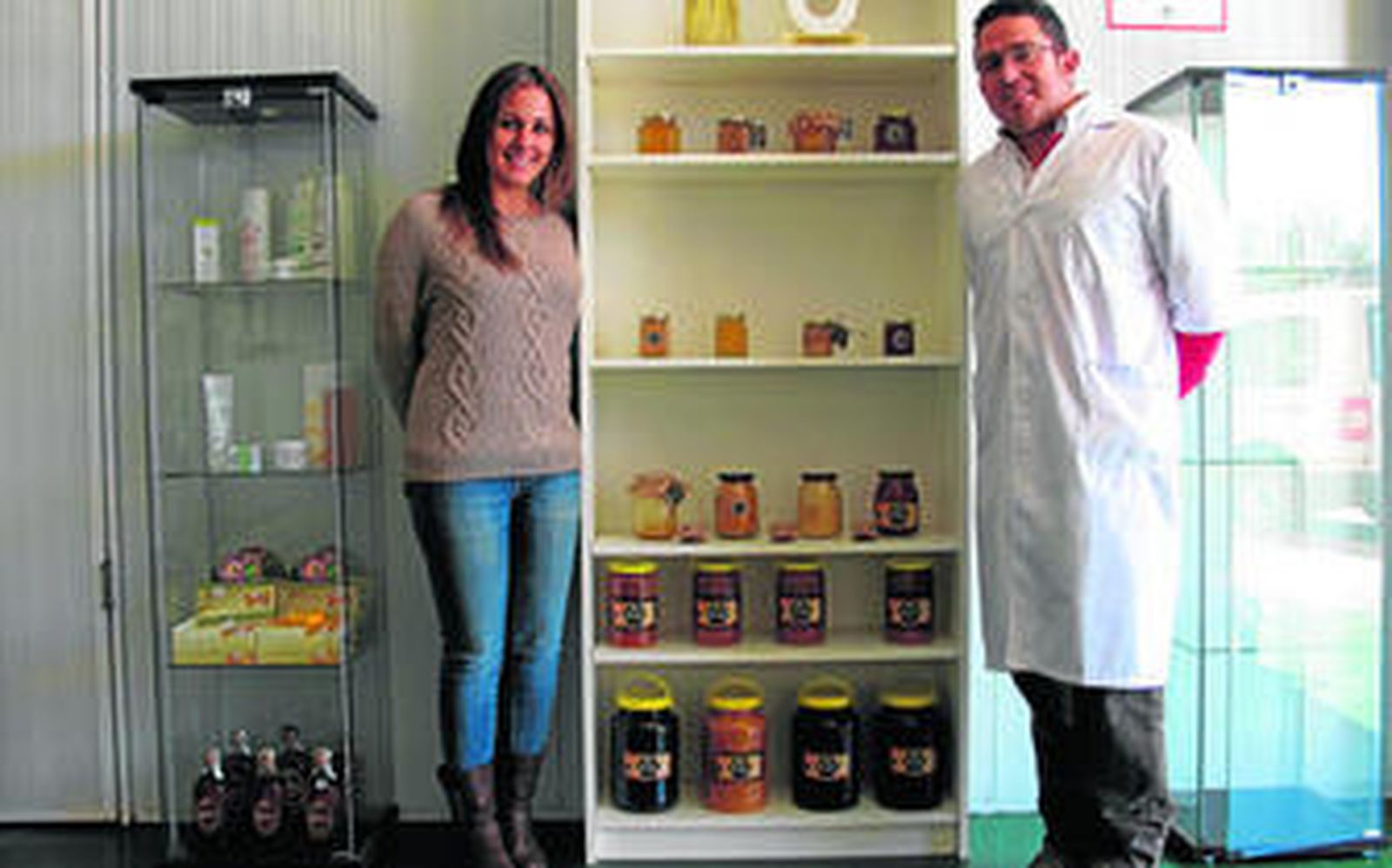 Silvia y José Antonio ante algunos productos naturales elaborados con miel