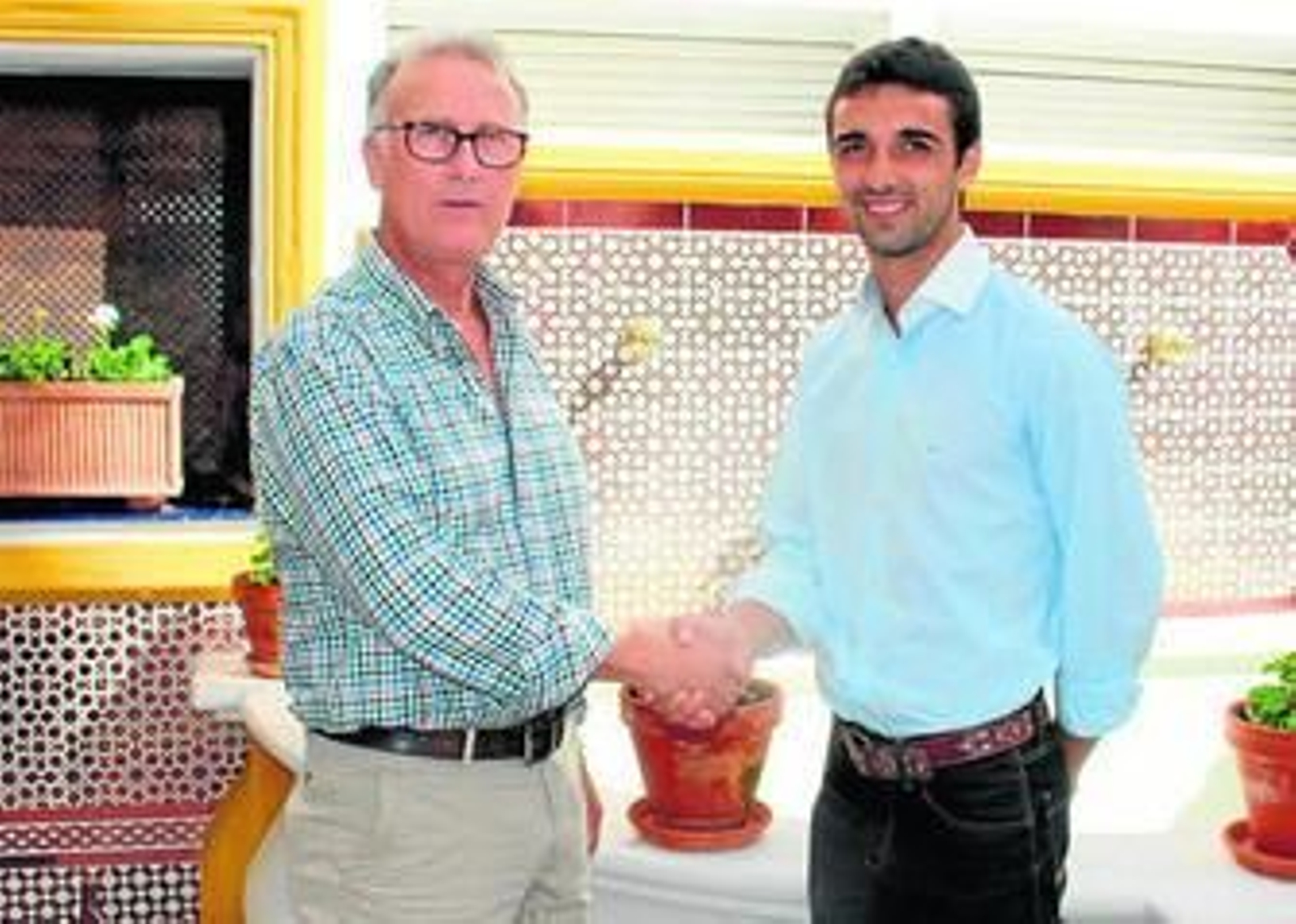 Hipólito y Miguel Ángel Delgado sellaron oficialmente su apoderamiento, ayer, en el hotel Vincci de Sevilla.