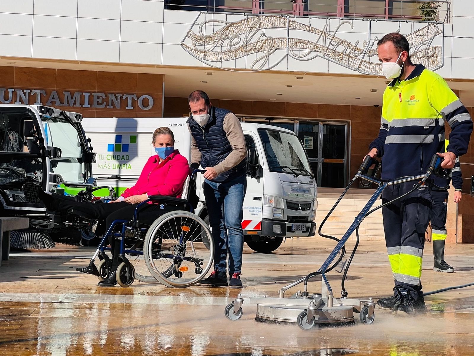 La alcaldesa, Ana Mula, y el edil de limpieza, Javier Hidalgo.