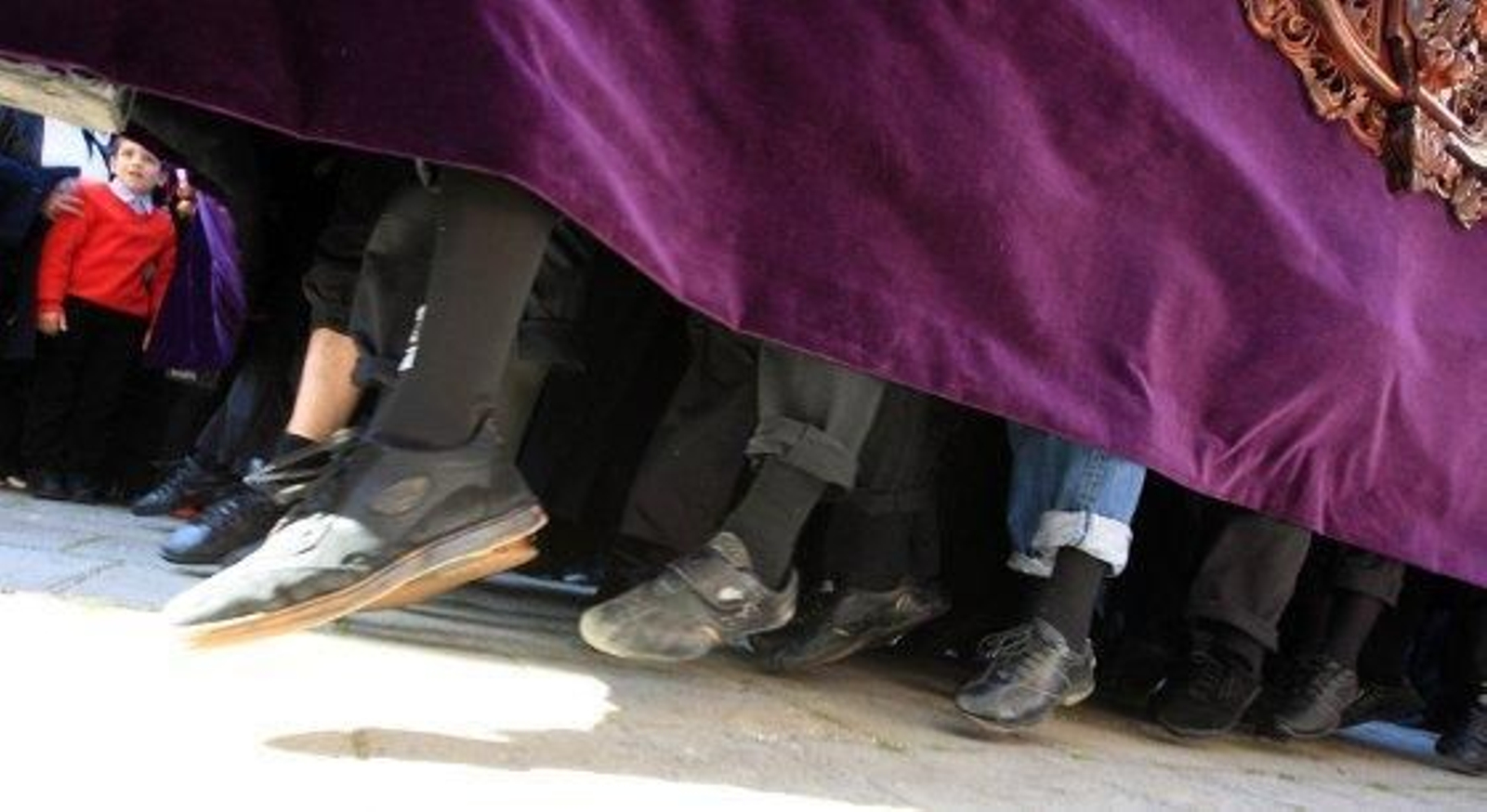 Instante en el que los costaleros del Señor de la Misericordia hacen una levantá.

Foto: Juan Carlos Toro