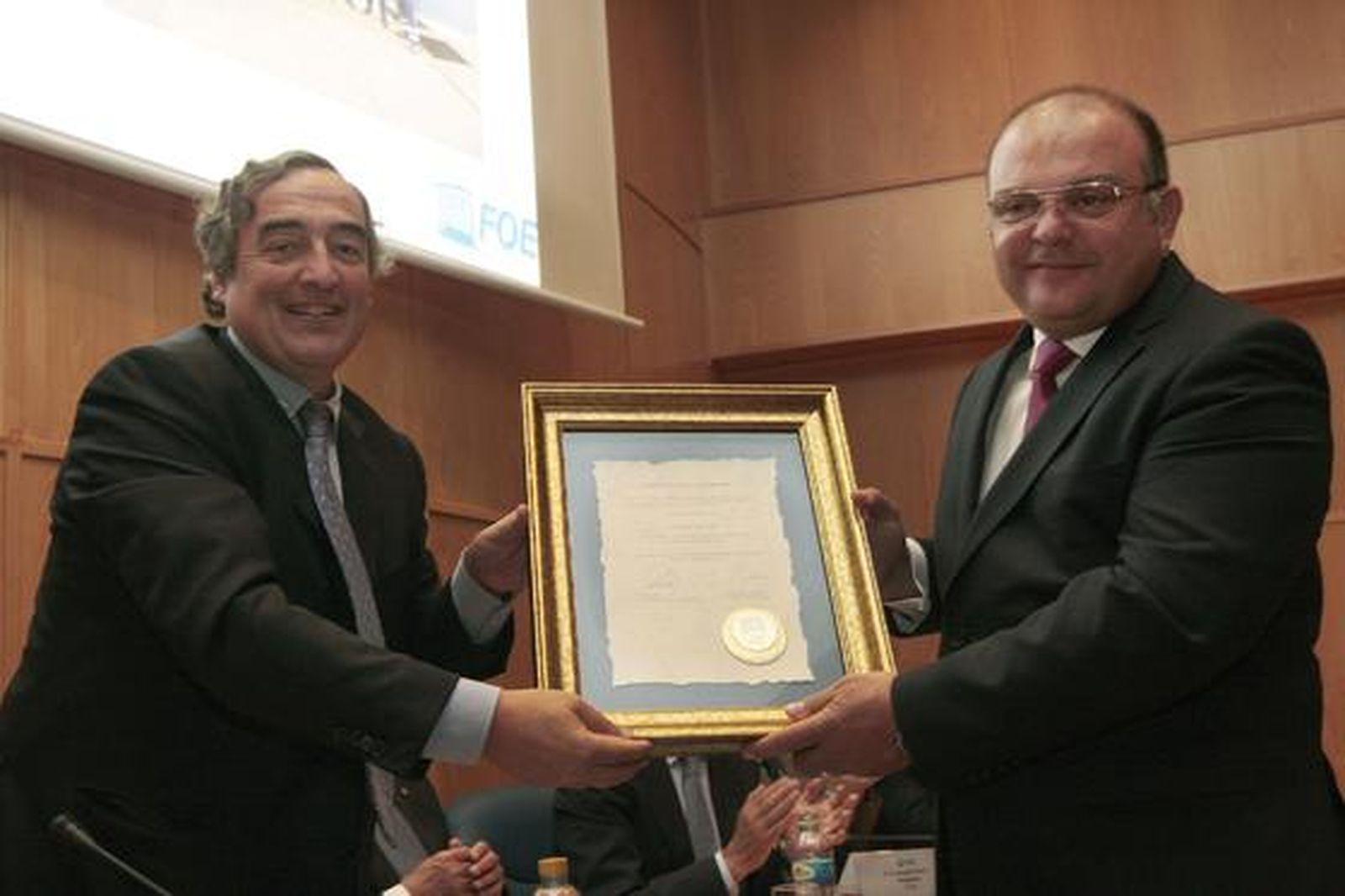 Diego Muñoz Rodríguez. Cauchos San Diego.
De un pequeño taller artesanal de Almonte dedicado al recauchutado ha pasado a ser uno de los referentes nacionales en recubrimientos de caucho, empleando a 35 personas y operando en el extranjero. 

Foto: Paqui Segarra